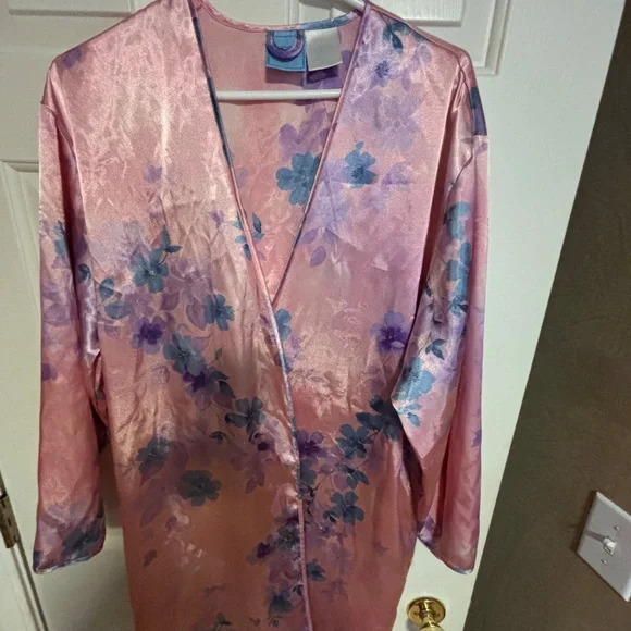 Warner's Sleepware 100% Polyester Short Robe - Picture 3 of 5